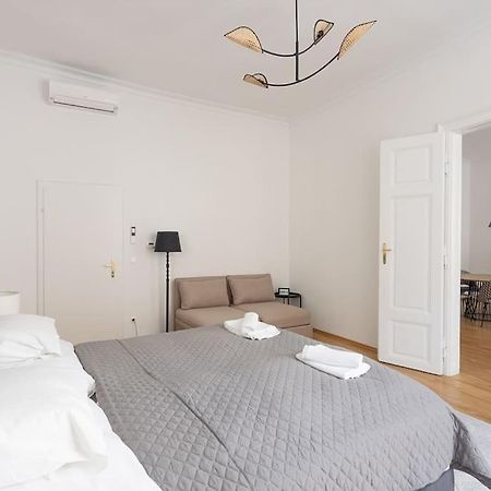 Franz 23 - Typical Viennese Apartment In The Heart Of Вена Экстерьер фото