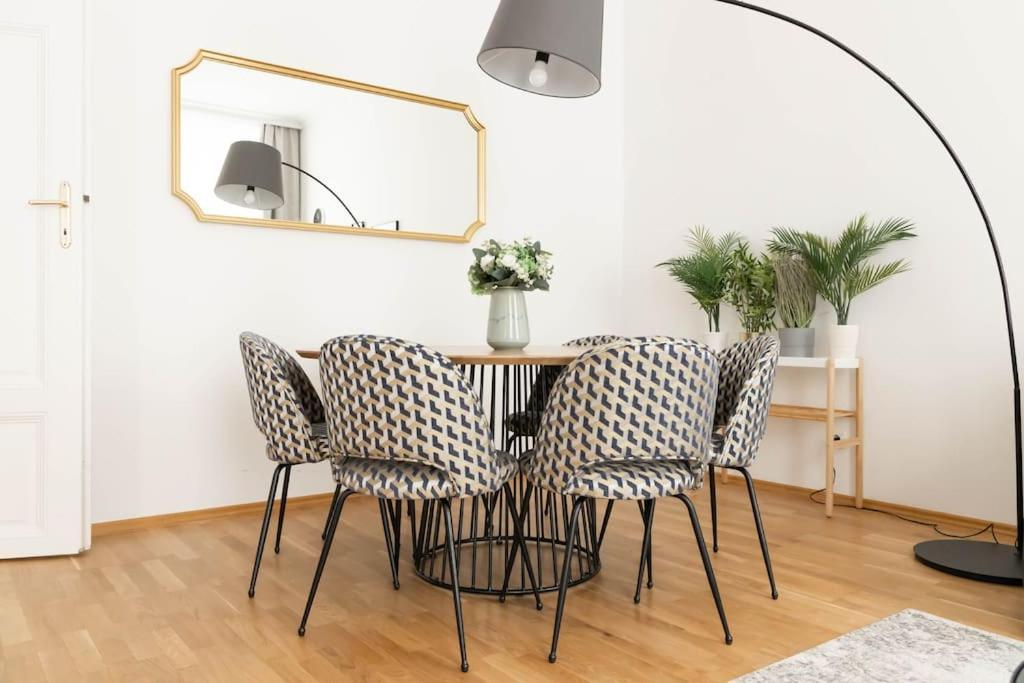 Franz 23 - Typical Viennese Apartment In The Heart Of Вена Экстерьер фото
