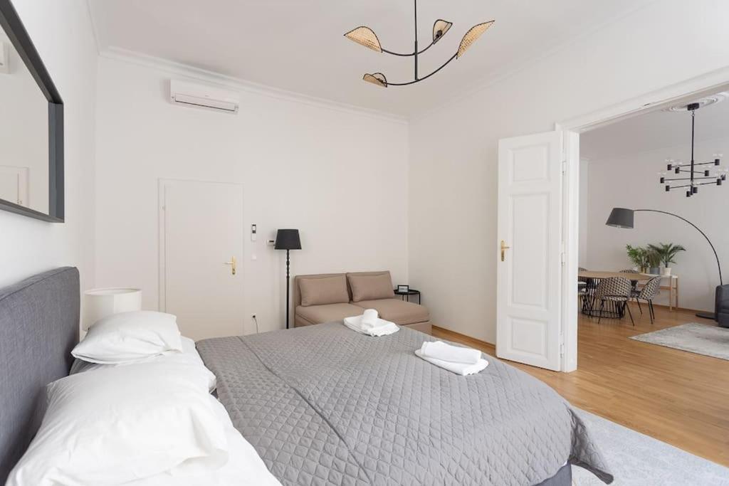 Franz 23 - Typical Viennese Apartment In The Heart Of Вена Экстерьер фото