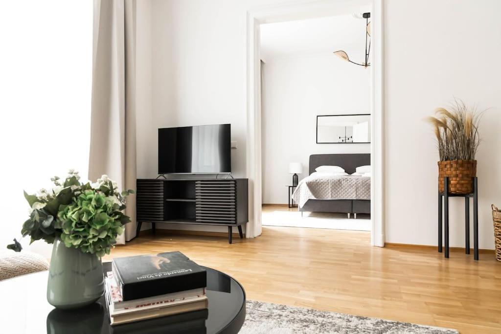 Franz 23 - Typical Viennese Apartment In The Heart Of Вена Экстерьер фото