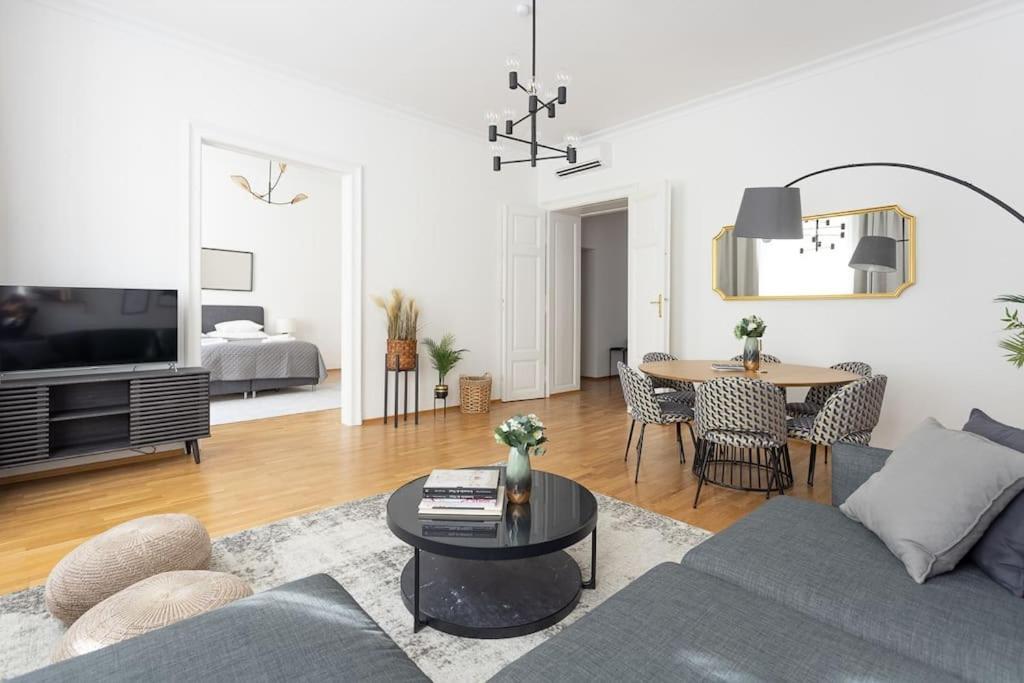 Franz 23 - Typical Viennese Apartment In The Heart Of Вена Экстерьер фото